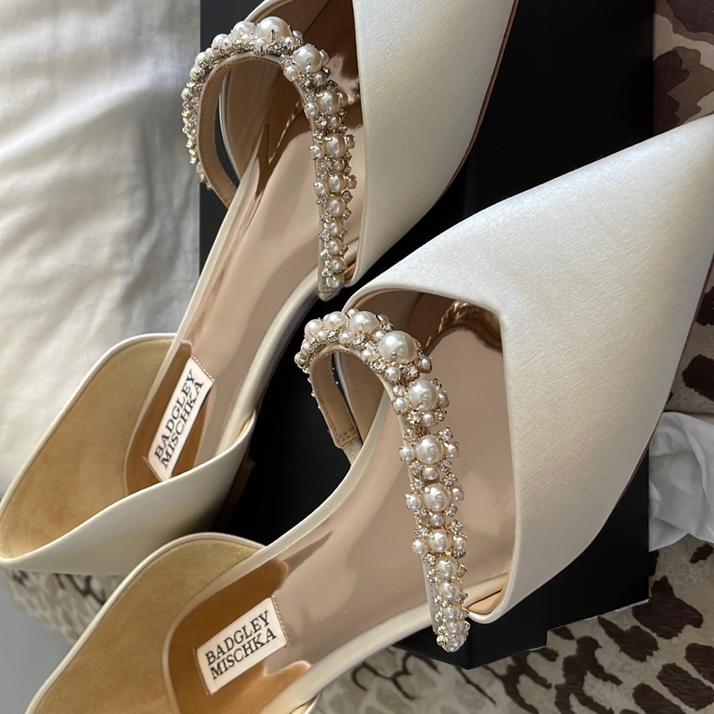 Brand new Badgley Mischka   Beautiful nude flats  feel free to make an offer 😊